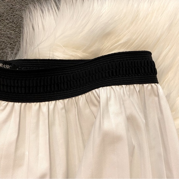 White Faux leather pleated skirt - Picture 2 of 6